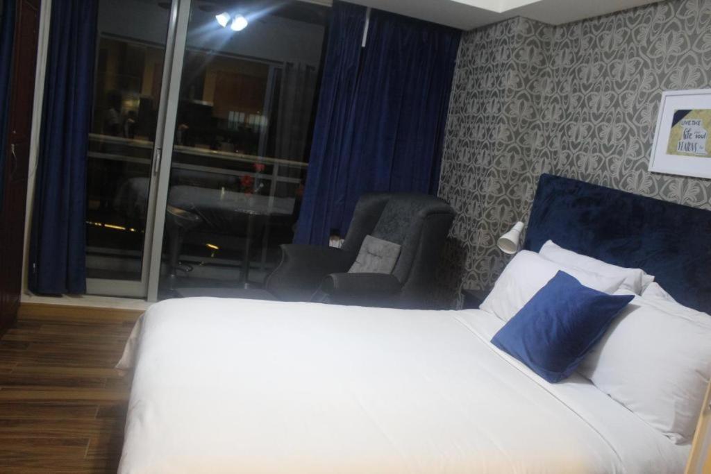 Azure C2 Balcony Wifi Near Mall Airport Multiple Units Paranaque City Экстерьер фото